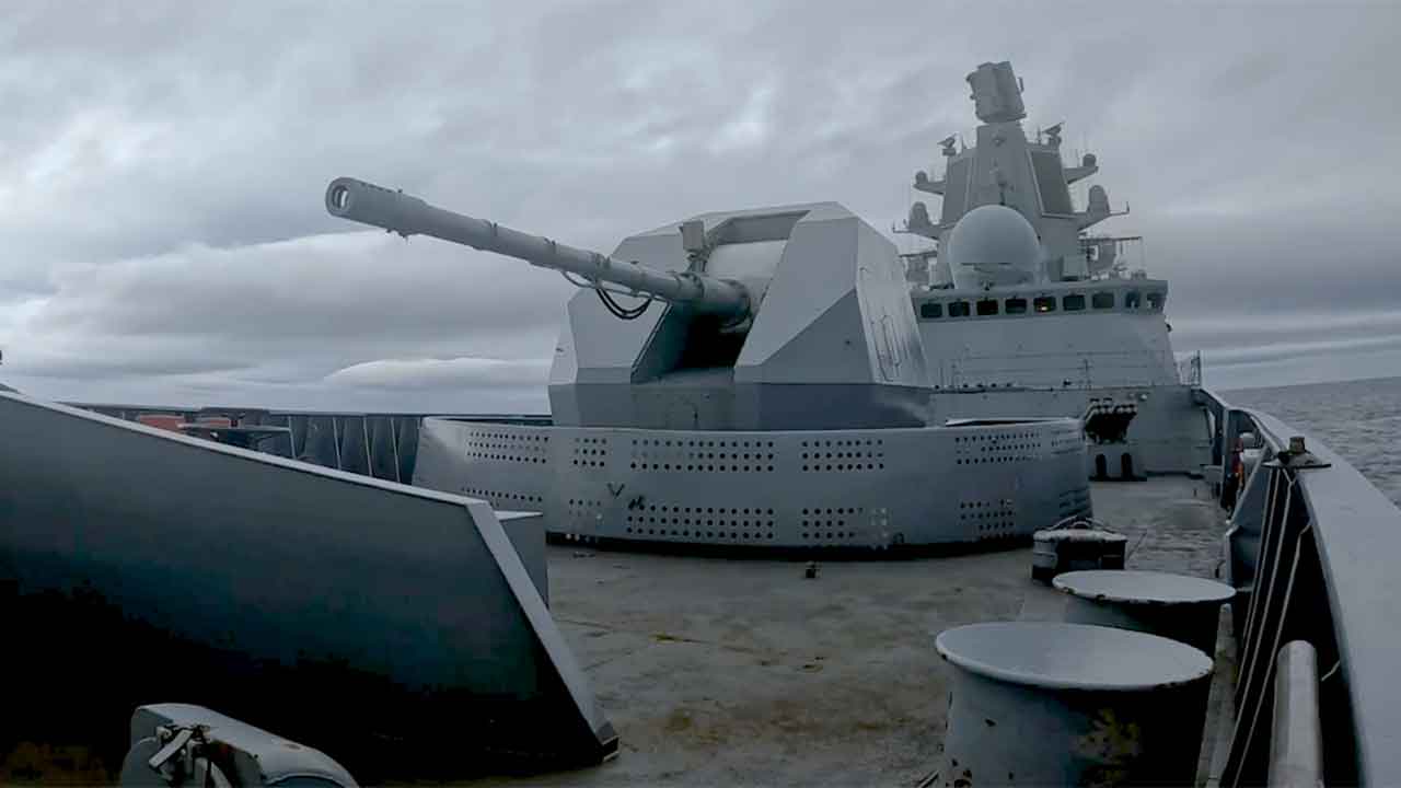 Fragata russa Admiral Golovko abate alvo aéreo durante exercício no Mar de Barents. Telegram @mod_russia_en