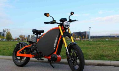 Homem enfrenta acusação criminal após filho avançar sinal vermelho com moto elétrica
