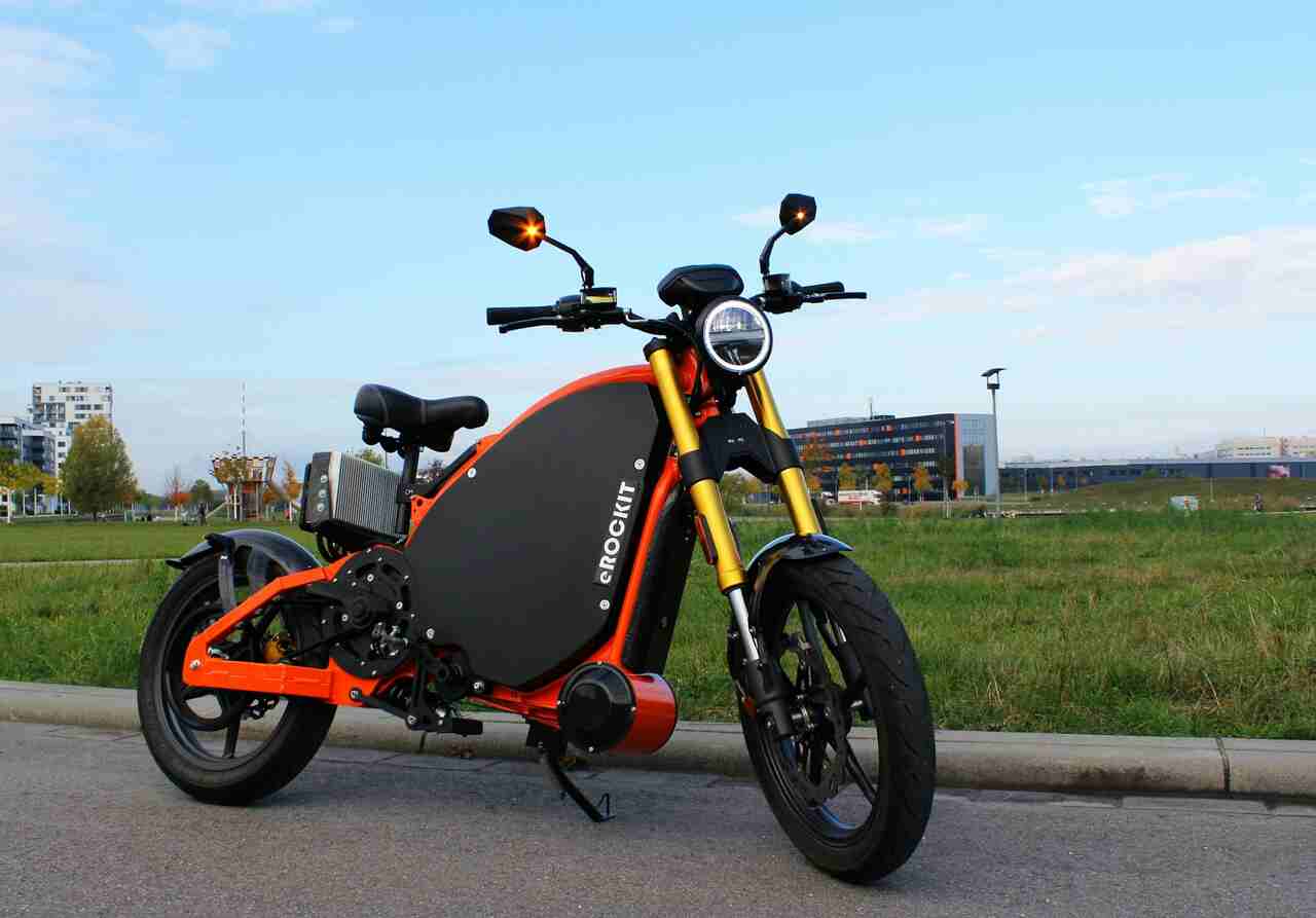 Homem enfrenta acusação criminal após filho avançar sinal vermelho com moto elétrica
