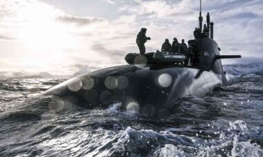 Fuzileiros Reais surgem de submarino no Ártico e simulam ataque secreto em exercício da OTAN