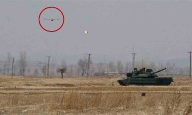 Kim Jong Un exibe novo tanque e afirma que sistema destrói “quase todas” as armas antitanque. Foto: KCNA