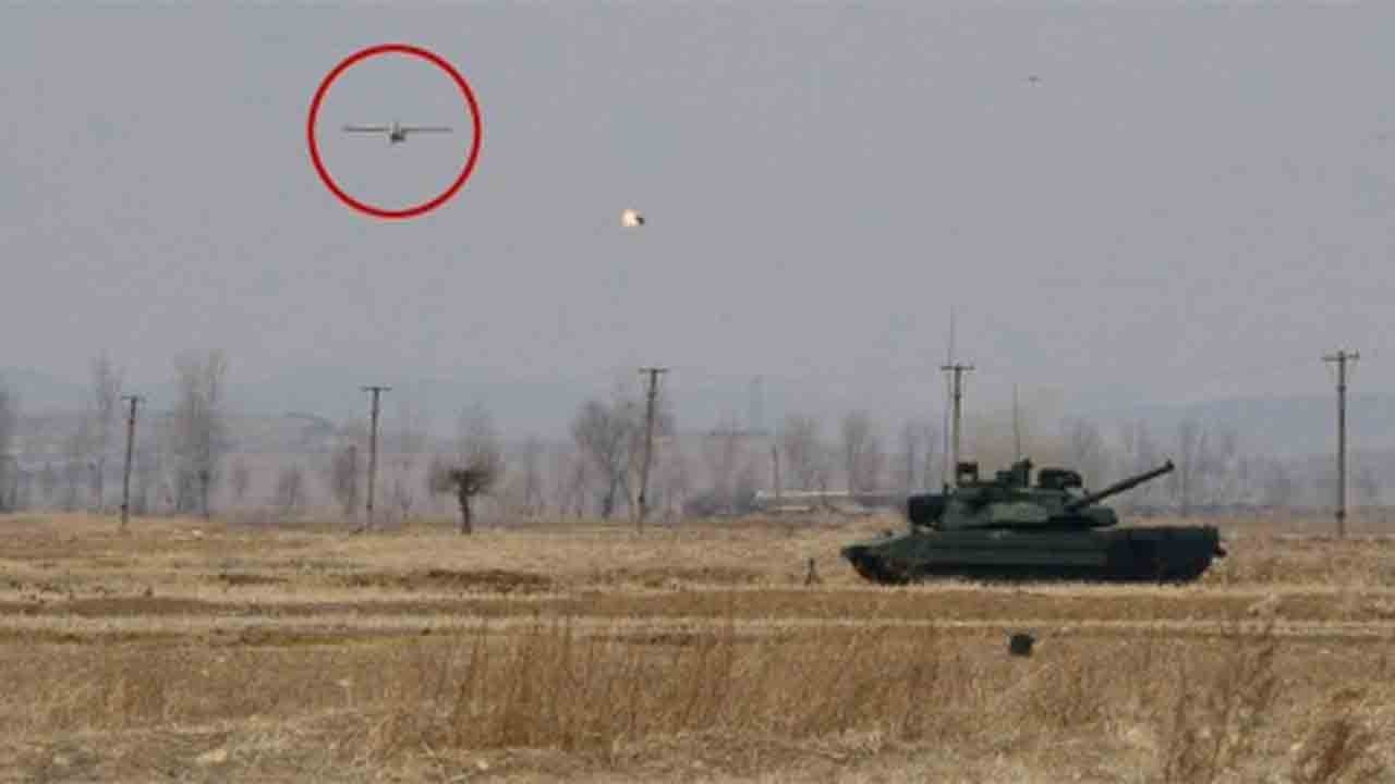Kim Jong Un exibe novo tanque e afirma que sistema destrói “quase todas” as armas antitanque. Foto: KCNA