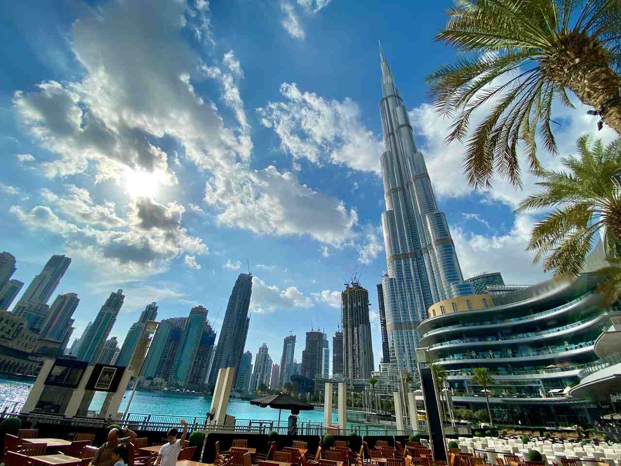 Myndigheder i Dubai tilbageholder overlevende for at sende billeder af et iransk angreb til deres familier
