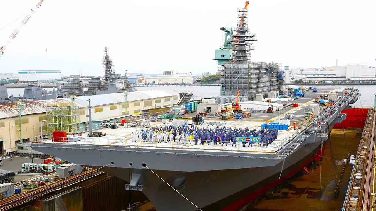 Le Japon achève la conversion du JS Izumo pour opérer des chasseurs F-35B. Photo : Facebook @fleetsurfaceforce