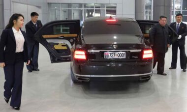 Kim Jong Un visita oficina “modelo” e transforma centro automotivo em vitrine do regime. Foto: KCNA