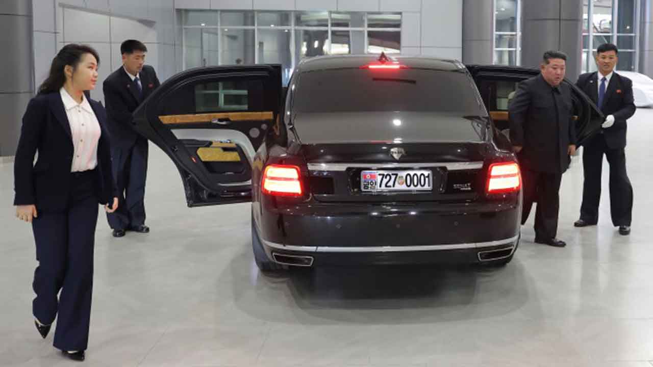 Kim Jong Un visita oficina “modelo” e transforma centro automotivo em vitrine do regime. Foto: KCNA
