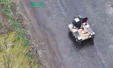 Drone terrestre evacua mulher idosa de zona de guerra na Ucrânia (Foto: 3rd Army Corps)