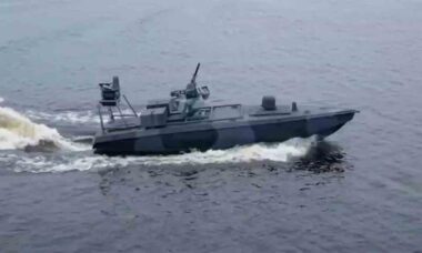Navio-tanque sancionado MARQUISE é atingido por drones navais ucranianos no Mar Negro. Imagem ilustrativa