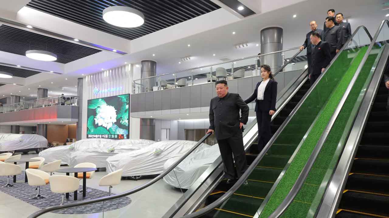 Kim Jong Un visita oficina “modelo” e transforma centro automotivo em vitrine do regime. Foto: KCNA