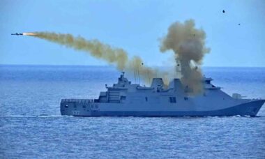 Marinha da Indonésia afunda ex-LST durante exercício no Mar de Java. Foto: Marinha do Exército Nacional Indonésio