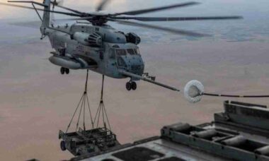 CH-53K levanta caminhão de 7 toneladas em treino militar nos EUA