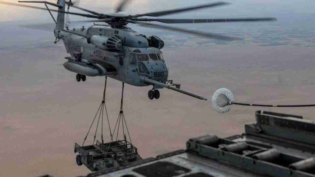 CH-53K、米国での軍事訓練中に7トンのトラックを吊り上げ