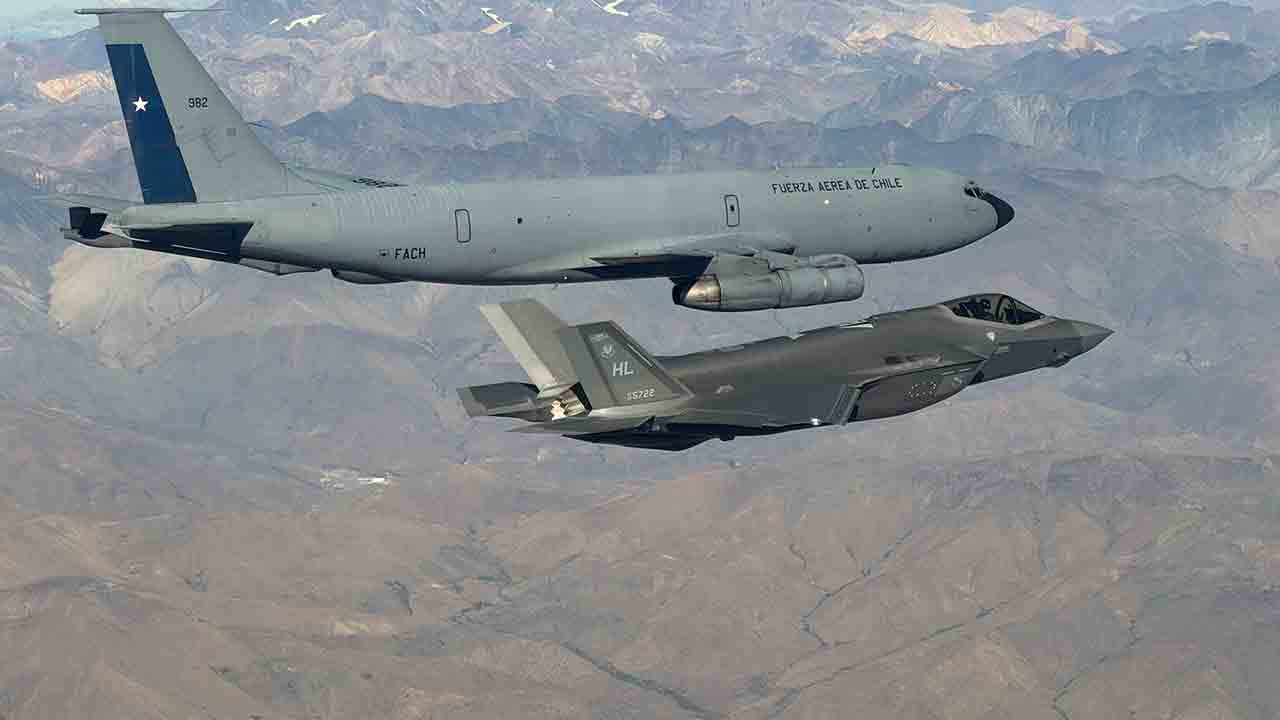 Força Aérea do Chile reabastece caças F-35 da USAF em voo pela primeira vez. Foto: X @FACh_Chile, @Southcom