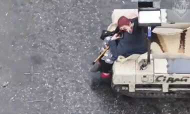 Drone terrestre evacua mulher idosa de zona de guerra na Ucrânia