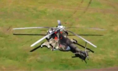 Drones ucranianos atingem 2 helicópteros russos a 150 km da linha de frente da guerra