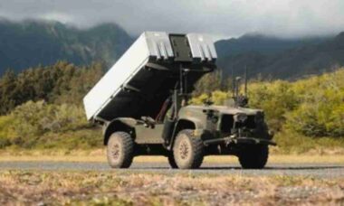 Oshkosh revela drone terrestre com mísseis e reforça logística militar