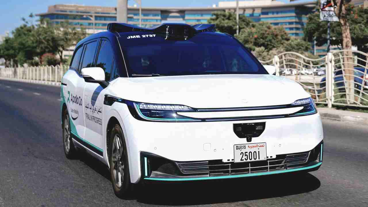 Systemfeil lammer hundrevis av robotaxier og skaper trafikkaos i Kina