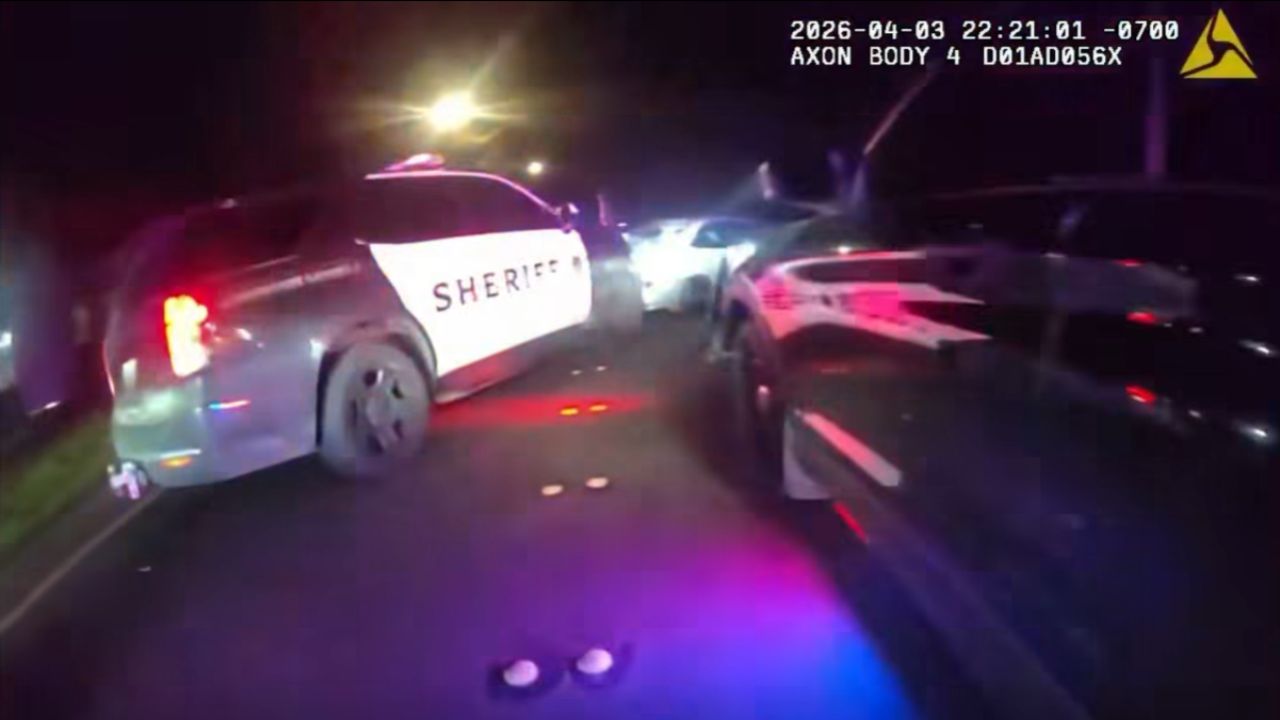 Criminoso reincidente é preso conduzir polícia em perseguição insana; veja o vídeo