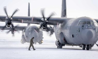 Força Aérea Francesa abastece estação remota na Groenlândia