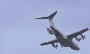 Alemanha inicia testes de lançamento aéreo de veículos terrestres com paraquedas