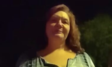 Acusada de dirigir embriagada, mulher entrega cartão-presente a policial em vez da carteira de motorista