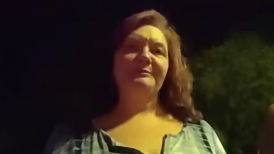 Acusada de dirigir embriagada, mulher entrega cartão-presente a policial em vez da carteira de motorista