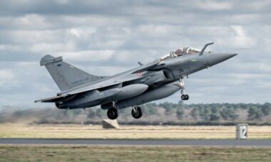 Caça Rafale da França é flagrado com lançador de foguetes guiados a laser