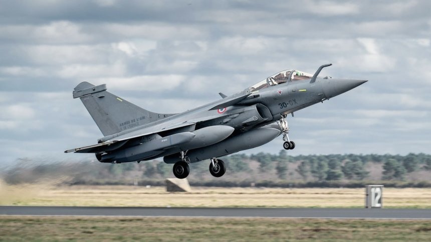 Caça Rafale da França é flagrado com lançador de foguetes guiados a laser