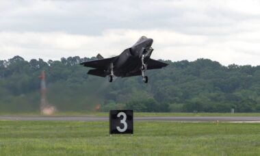 Piloto finlandês realiza primeiro voo no caça F-35A Lightning II