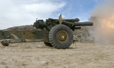 Voluntários bielorrussos recebem obuseiros M114 da Segunda Guerra Mundial