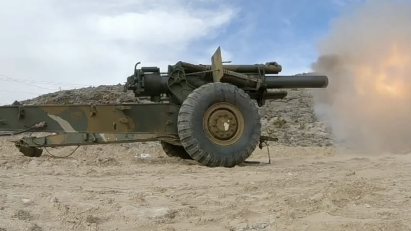 Belarusz önkéntesek második világháborús M114 tarackokat kapnak