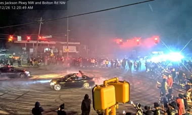 Corrida ilegal com 200 participantes gera caos nas ruas de Atlanta