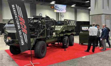 Empresa da NASCAR lança veículo militar de seis rodas na Marine Expo