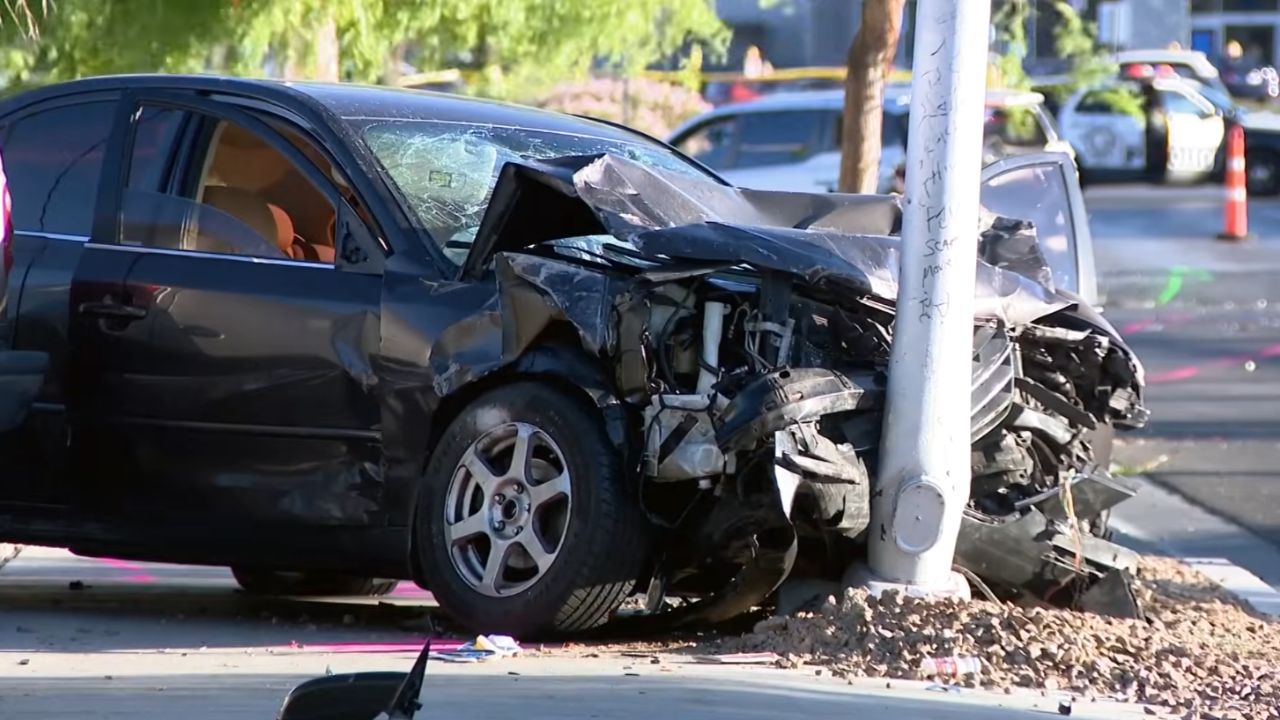 Homem morre em acidente após estranho supostamente roubar o carro enquanto ele dormia