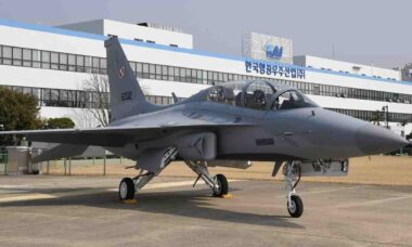 EUA aprovam integração de mísseis AIM-120 em caças poloneses FA-50PL