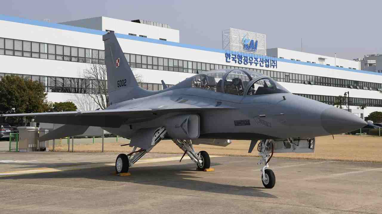 EUA aprovam integração de mísseis AIM-120 em caças poloneses FA-50PL