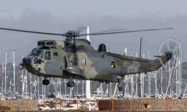 Helicóptero alemão Sea King Mk.41 é preparado para transferência para a Ucrânia