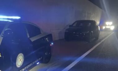 Mulher é presa após usar piloto automático da Tesla para dormir ao volante em rodovia dos EUA