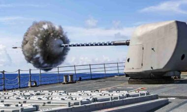 USS Spruance explode navio pela primeira vez em quase quatro décadas