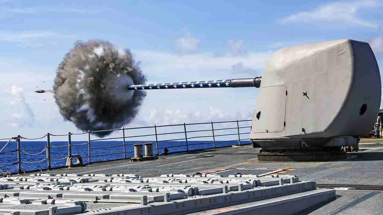 USS Spruance explode navio pela primeira vez em quase quatro décadas