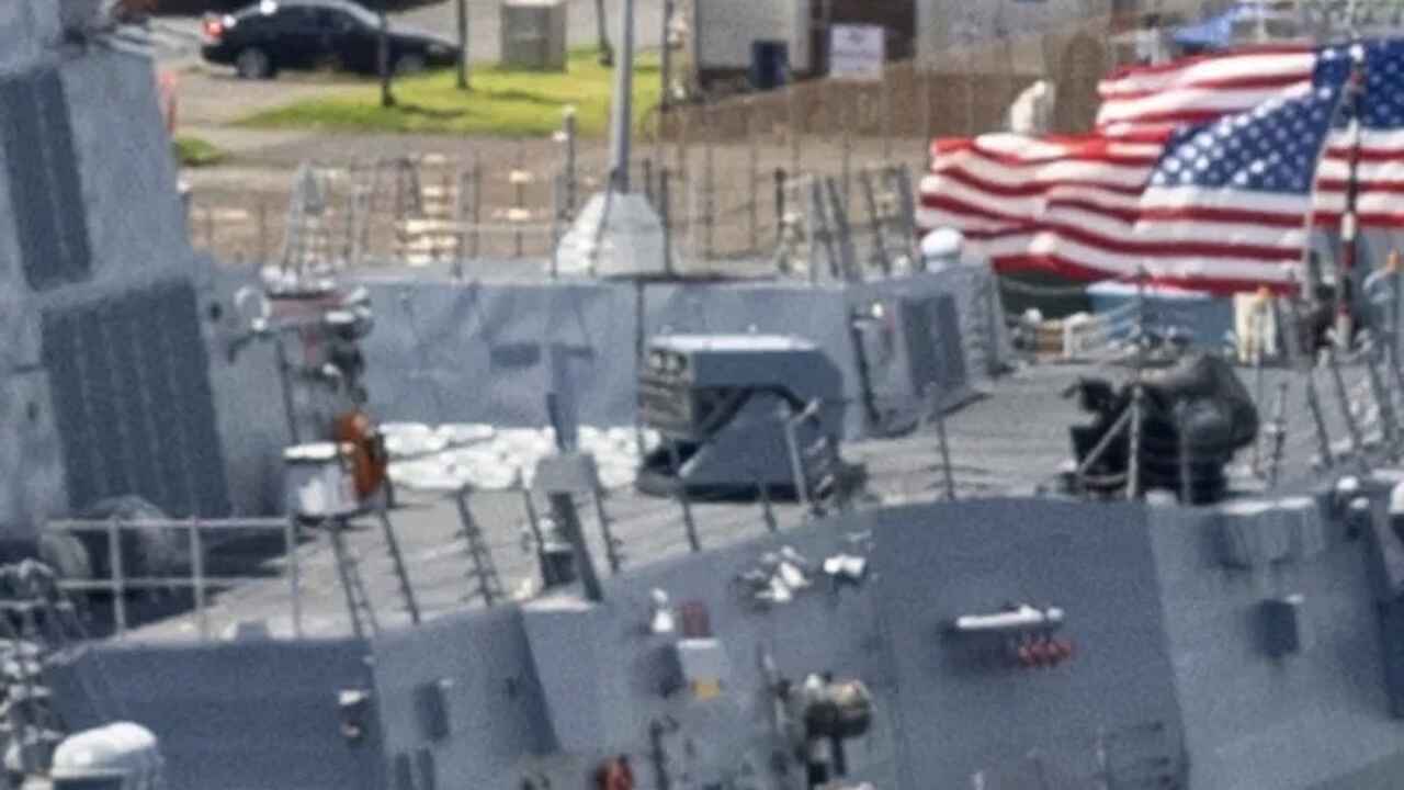 Destróier da Marinha dos EUA é visto com um novo lançador para armas desconhecidas
