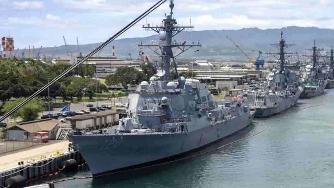 Destróier da Marinha dos EUA é visto com um novo lançador para armas desconhecidas