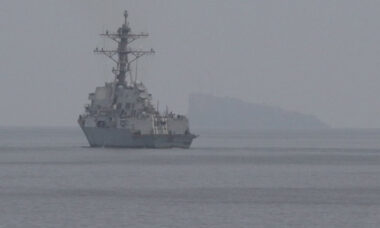 Destróieres dos EUA entram em ação no Estreito de Ormuz para liberar corredor estratégico. Foto: U.S. Central Command (CENTCOM)