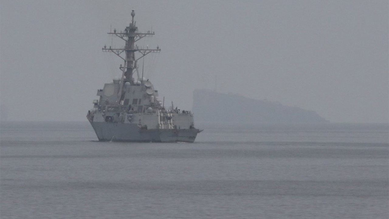 ABD destroyerleri stratejik koridoru açmak için Hürmüz Boğazı’nda harekete geçti. Fotoğraf: U.S. Central Command (CENTCOM)