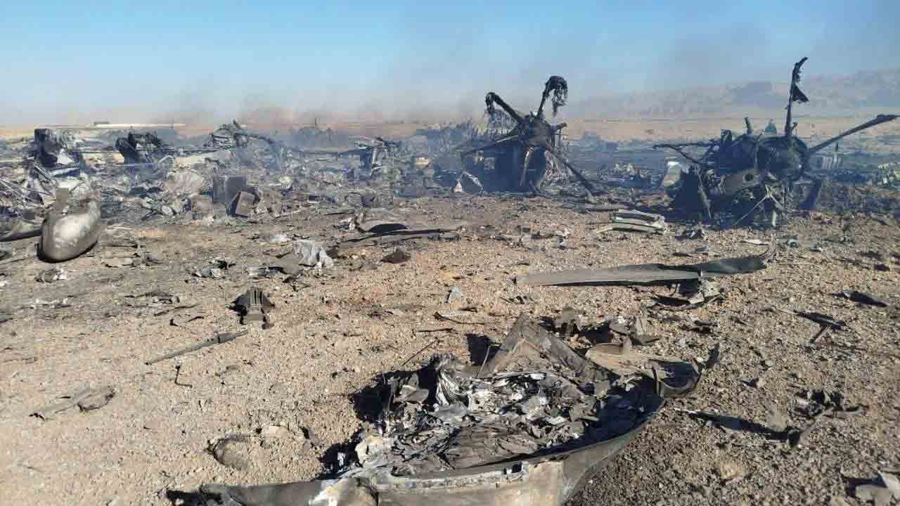 Bilder viser vrakrester av amerikanske Black Hawk-helikoptre og C-130 transportfly som ble ødelagt av amerikanske styrker før de forlot Iran.