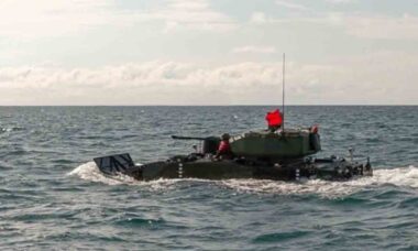 O protótipo ARV-30mm da General Dynamics Land Systems passa por testes de natação oceânica em janeiro de 2026 em Camp Pendleton, Califórnia. Foto: General Dynamics Land Systems