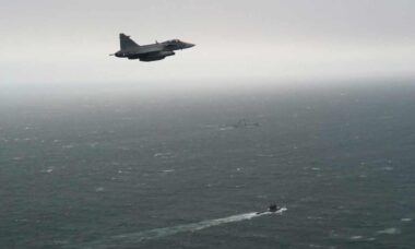 Caças JAS 39 Gripen da Suécia acompanham submarino russo no estreito de Kattegat. Foto: Forças Armadas da Suécia