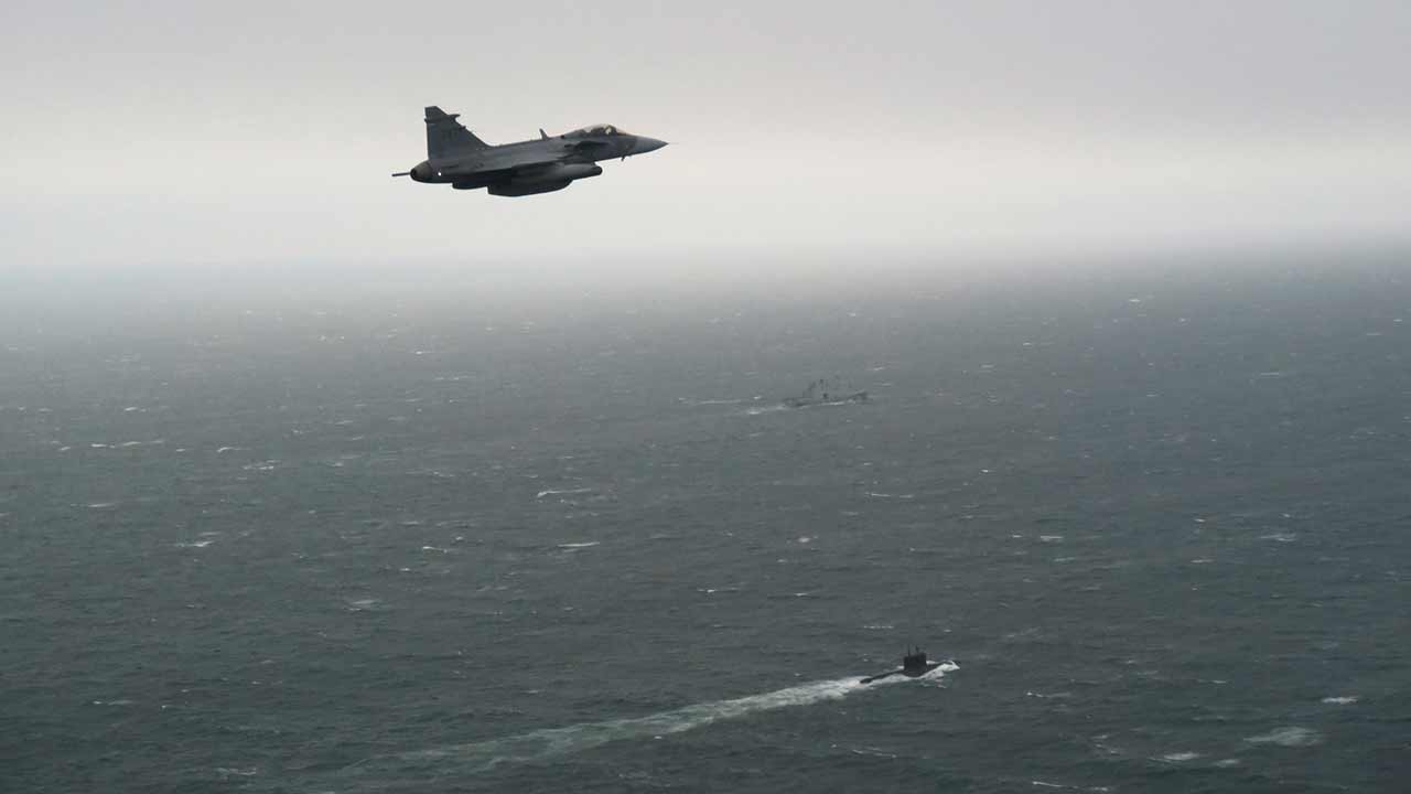 Caccia JAS 39 Gripen svedesi seguono un sottomarino russo nello stretto del Kattegat. Foto: Forze Armate Svedesi