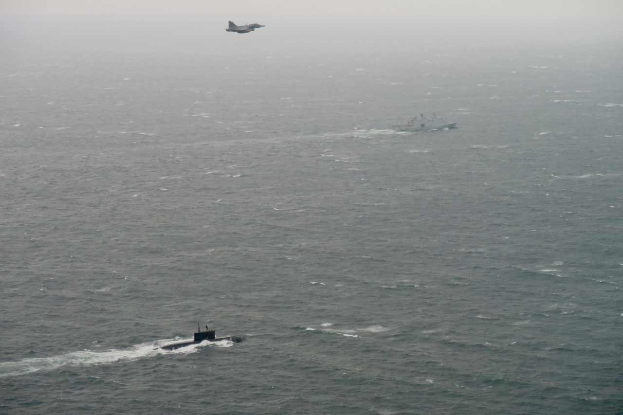 Caccia JAS 39 Gripen svedesi seguono un sottomarino russo nello stretto del Kattegat. Foto: Forze Armate Svedesi