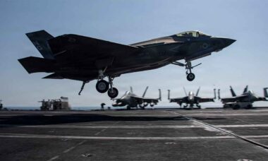 F-35C Lightning II do Corpo de Fuzileiros Navais dos Estados Unidos pousa a bordo do USS Abraham Lincoln (CVN 72), no Mar da Arábia. Foto: U.S. Central Command (CENTCOM)